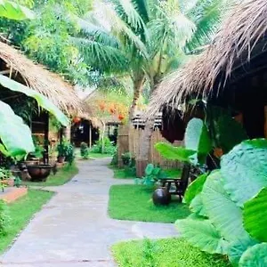 under-the-coconut-tree-hoi-an-homestay-1.hotelsofhoian.com/